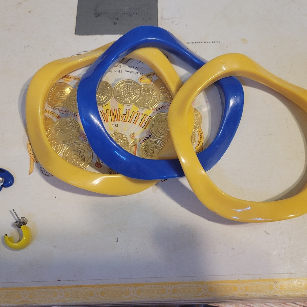 Vintage 1950s Early Plastic Wavy Blue and Yellow Bangles With Matching Earrings - Picture 4 of 11